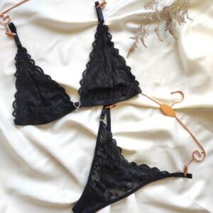 conjunto de encaje negro con bralette triangular y tanga semihilo