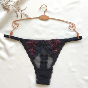 tanga semihilo negra regulable tul elastico con encaje flores rojas modelo dalia