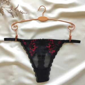 tanga tul negra regulable semihilo con encaje flores rojas